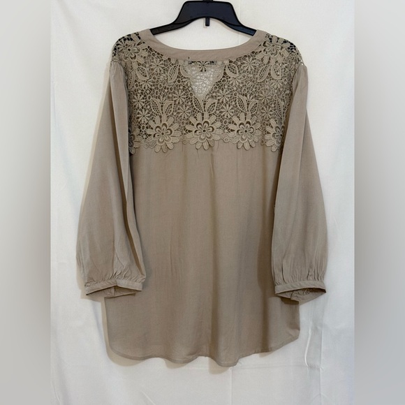 Elegant Floral Lace Blouse in Beige - Picture 2 of 3